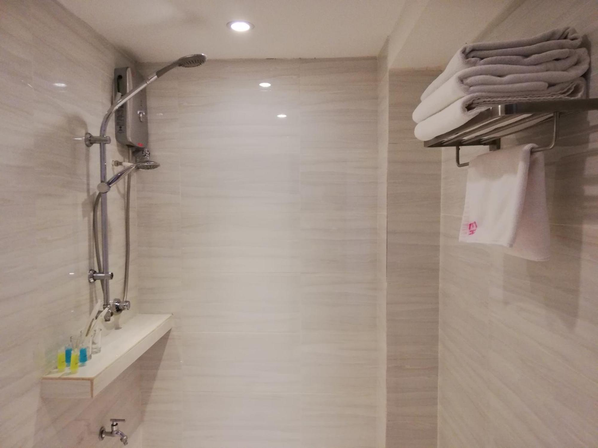 Ease Hotel Кота Кинабалу Екстериор снимка